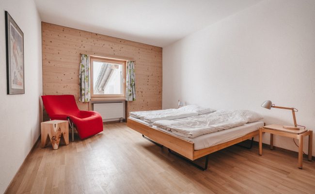 Der Silserhof in Sils bei St. Moritz bietet eine günstige Unterkunft. Das Bild zeigt eines der Doppelzimmer der Hotels.