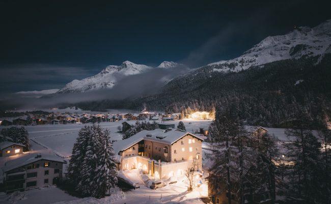 Das Hotel und Gästehaus Silserhof in Sils im Engading in der Schweiz bei Nacht.